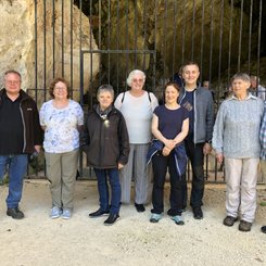 vor der Höhle Les Combarelles in Les Eyzies de Tayac in der Dordogne