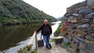 Dr. Ingmar Braun im Côa-Tal, Felszeichnungen am Flussufer eingebettet in wunderbare Landschaft 