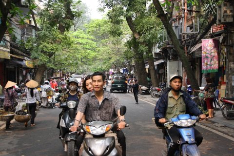 Hanoi Straßenszene - tauchen Sie bei Ihrer Vietnamreise in den Alltag ein!