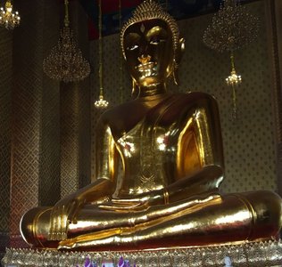 goldene Buddhastatue im Wat Kalayanamitr