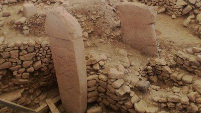 Göbekli Tepe Pfeiler im überdachten Ausgrabungsbereich Göbekli Tepe Pfeiler im überdachten Ausgrabungsbereich