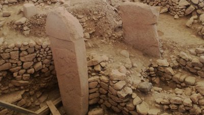 Göbekli Tepe Pfeiler im überdachten Ausgrabungsbereich