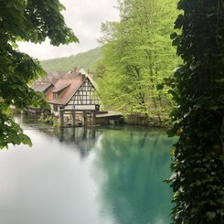 Blautopf mit Hammerschmiede in Blaubeuren