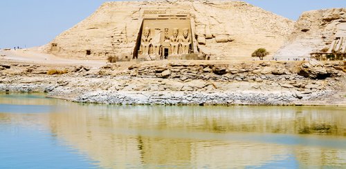 Abu Simbel vom Nassersee aus gesehen Unternubien Ägypten