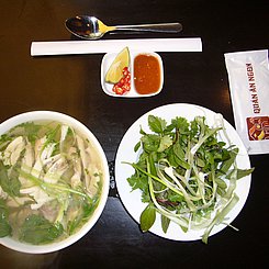 Pho Suppe ist typisch für Vietnam. Besonders im Norden wird die Suppe bereits zum Frühstück gegessen.