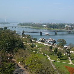 Hue Parfumfluss - ehemalige Königsstadt in Vietnam Indochina