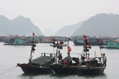 schwimmende Dörfer vor Haiphong und Cat Ba schwimmende Dörfer vor Haiphong und Cat Ba