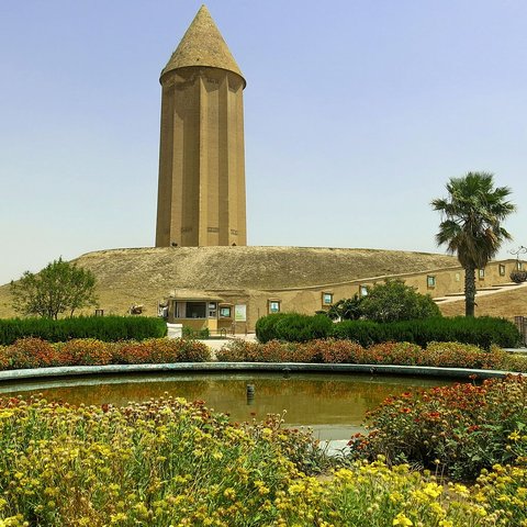 Gonbad-e Qabus Tower by Hadi Karimi (CC BY-SA 4.0) Gonbad-e Qabus Tower by Hadi Karimi (CC BY-SA 4.0)