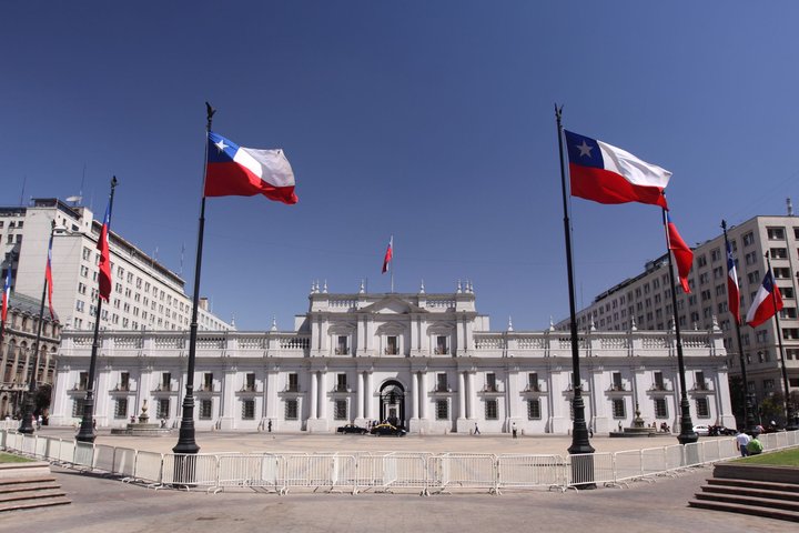 Santiago de Chile La Moneda Präsidentenpalast Der Präsidentenpalast, genannt La Moneda ist die ehemalige Münzanstalt von Santiago de Chile und Teil jeder Stadtbesichtigung