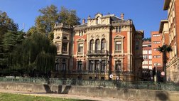 schöne historische Gebäude an der Uferpromenade in Bilbao - dieses Haus wird als Berufsschule genützt