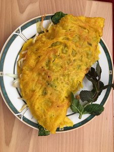 Banh Xeo ist typisch für den Süden Vietnams - gelb ist die Crepe vom Kurkuma und nicht vom Ei! Banh Xeo ist typisch für den Süden Vietnams - gelb ist die Crepe vom Kurkuma und nicht vom Ei!