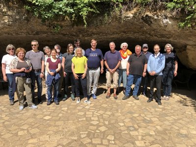 Steinzeitliche Höhlen Frankreichs, Abenteuer Archäologie mit Zugvogeltouristik, unsere Gruppe mit Dr. Ingmar Braun und Waltraud Trogbacher unterwegs in Frankreich - hier vor der Höhle von Rouffignac