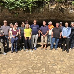 Steinzeitliche Höhlen Frankreichs, Abenteuer Archäologie mit Zugvogeltouristik, unsere Gruppe mit Dr. Ingmar Braun und Waltraud Trogbacher unterwegs in Frankreich - hier vor der Höhle von Rouffignac