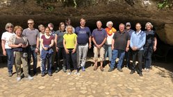 Steinzeitliche Höhlen Frankreichs, Abenteuer Archäologie mit Zugvogeltouristik, unsere Gruppe mit Dr. Ingmar Braun und Waltraud Trogbacher unterwegs in Frankreich - hier vor der Höhle von Rouffignac