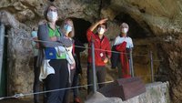 Reiseteilnehmer vor dem Höhleneingang von El Castillo