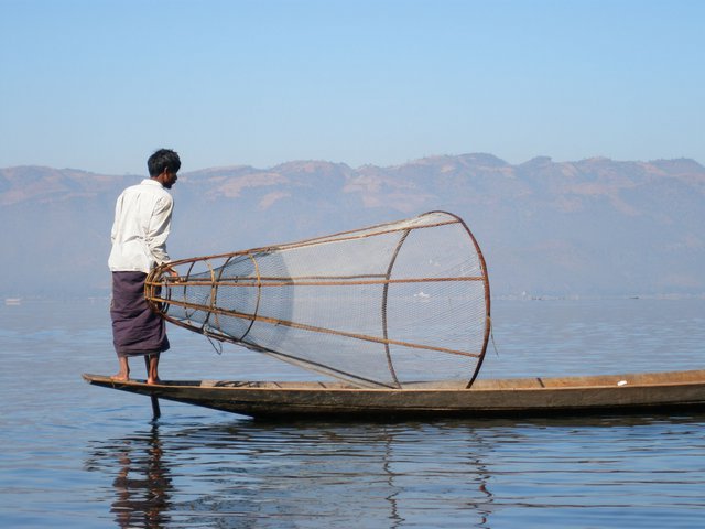 Inlesee Myanmar Fischer mit Netz am See