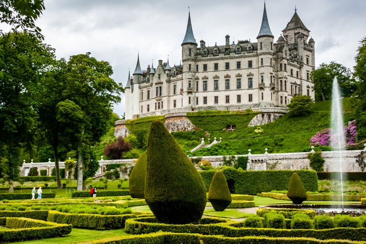 Dunrobin Castle bei Golspie. In diesem imposanten Schloss der Dukes und Earls von Sutherland befindet sich ein kleines Museum mit 18 piktischen Steindenkmälern