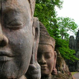 Tempelanlage Angkor Thom - auf jeden Fall einen Besuch im Kambodscha Urlaub wert! 