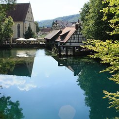 Blaubeuren - Blautopf mit Kloster und Mühle, copyright Touristboard Blaubeuren)