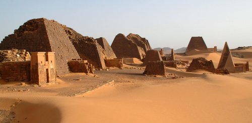 Pyramiden von Meroe im Nordsudan - im Reich der Schwarzen Pharaonen