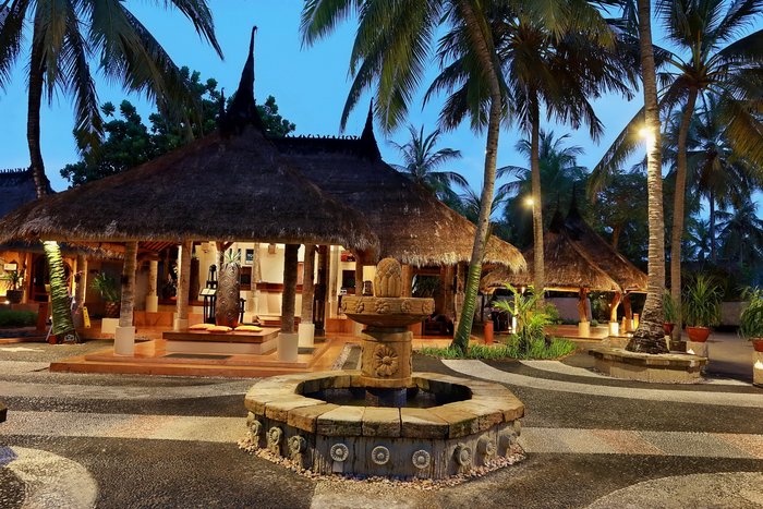 Brunnen mit Reliefs im Novotel Lombok