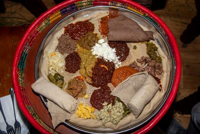 Injera - Fladenbrot mit verschiedenem Gemüse, Saucen und Hülsenfrüchten, auf Wunsch auch mit Fleisch