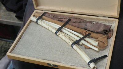 Nachbauten der in der Schwäbischen Alb gefundenen Flöten aus der Eiszeit