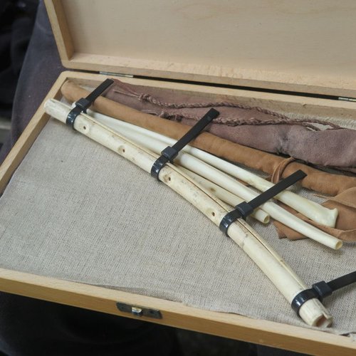 Nachbauten der in der Schwäbischen Alb gefundenen Flöten aus der Eiszeit