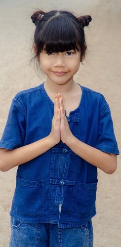 Thai Mädchen in traditionell mit Mauhom gefärbter Kleidung