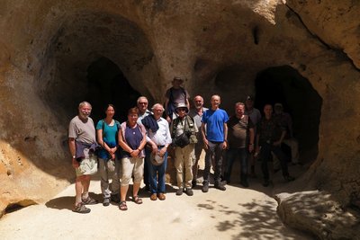 Dipl. phil. nat. Ingmar M. Braun vor der altsteinzeitlichen Fundstelle Enlène (Frankreich) Dipl. phil. nat. Ingmar M. Braun unterwegs mit einer Gruppe der Arge Archäologie
