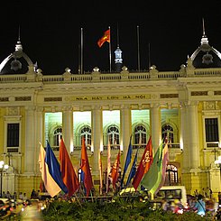 Hanoi Opernhaus eines der kolonialen Gebäude in Vietnam bei einer Indochinareise