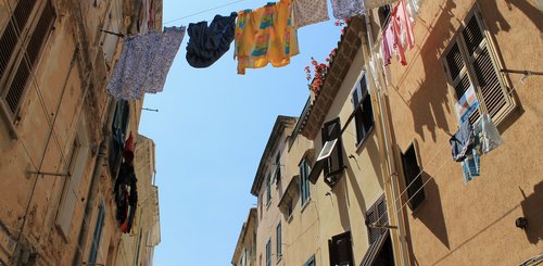 Gasse in Sardinien