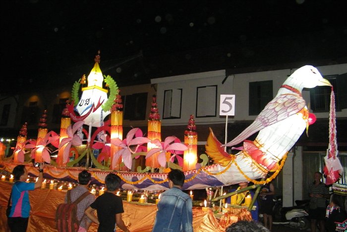 Boot aus Papier und Bambus für das Lichterfest