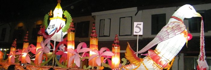 Boot aus Papier und Bambus für das Lichterfest