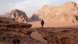 beeindruckende Felsformationen und Felsbögen im Wadi Rum beeindruckende Felsformationen und Felsbögen im Wadi Rum