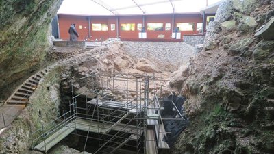 Schichtenabfolge im Eingangsbereich der Höhle El Castillo Schichtenabfolge im Eingangsbereich der Höhle El Castillo