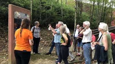 Reisegruppe bei der Übersichtskarte von Ekainberri Nordspanien Reisegruppe bei der Übersichtskarte von Ekainberri Nordspanien