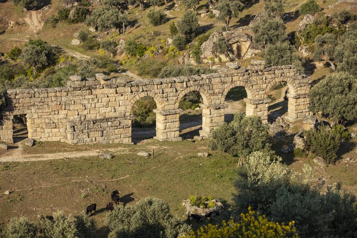 Aquädukt von Alinda Karien - antike Stadt mit Nekropole, Theater, Umfasungsmauer