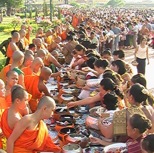 hunderte Gläubige beim Almosengang in Vientiane