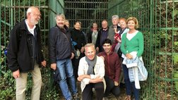 Die Reisegruppe 2022 vor der Höhle El Pendo in Nordspanien
