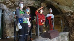 Reiseteilnehmer vor dem Höhleneingang von El Castillo