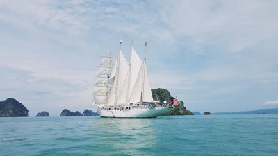 Starclipper mit gesetzten Segeln