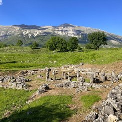 Antigonea Saeulen Berge im Hintergrund