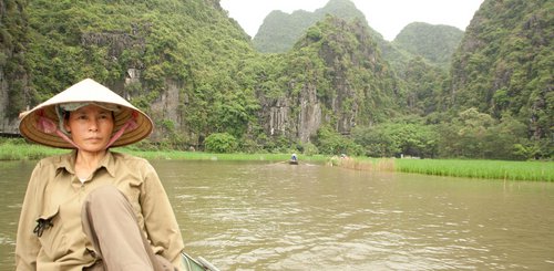 Ninh Binh Trockene Halongbucht gerudert wird mit den Füssen 