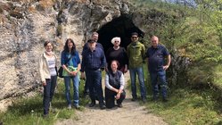 unsere archäologische Studienreisegruppe 2023 mit Dr. Zeidi und Dr. Braun vor dem Vogelherd auf der Schwaebischen Alb