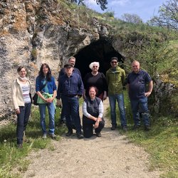 unsere archäologische Studienreisegruppe 2023 mit Dr. Zeidi und Dr. Braun vor dem Vogelherd auf der Schwaebischen Alb