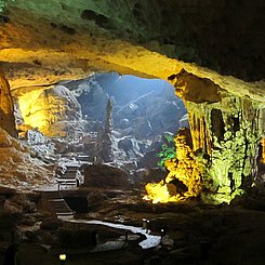 in der Halongbucht gibt es viele Tropfsteinhöhlen die bei einer Kreuzfahrt besucht werden
