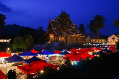 Nachtmarkt in Luang Prabang, der auch während des Wasserfestival in Laos stattfindet.