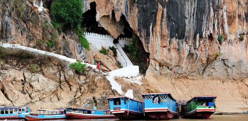 Pak Ou Höhlen Steilklippe am Mekong