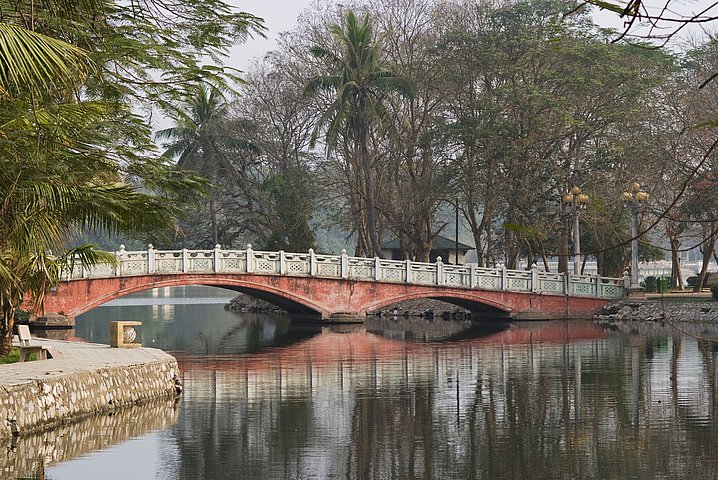 Die Hauptstadt von Vietnam Hanoi hat viele Parks wie den Thong Nhat Park 